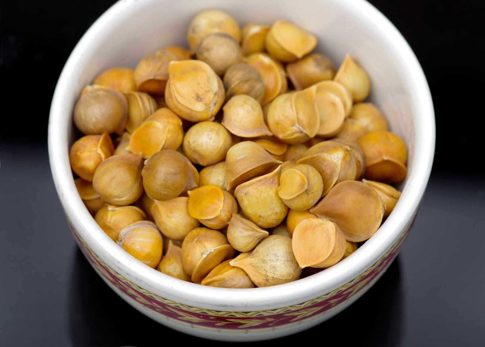 http://ayuryog.org/sites/default/files/kashimir_garlic_unpeeled.jpg
