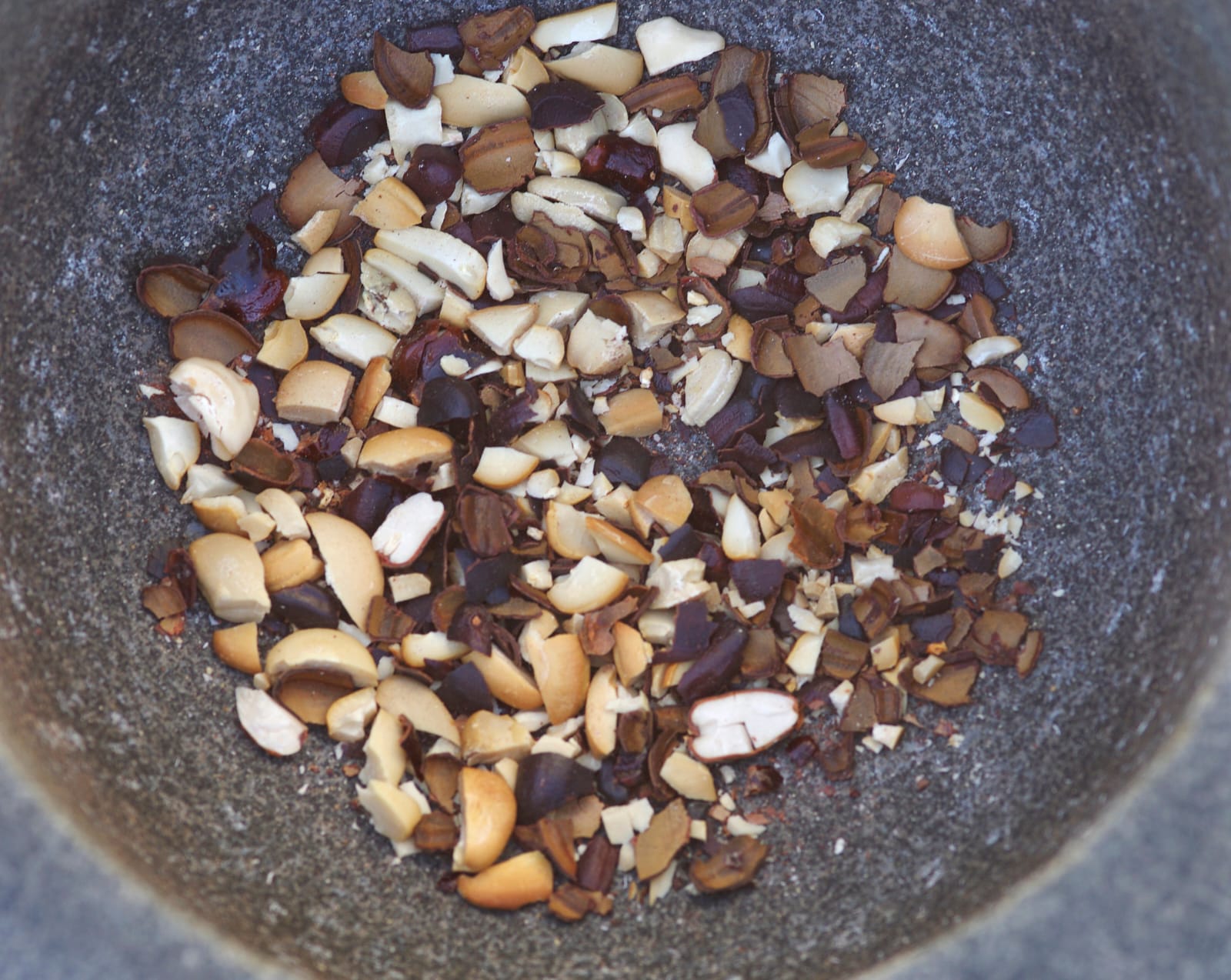 http://ayuryog.org/sites/default/files/tamarind_seeds_coarsely_ground.jpg